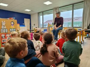 Photo de Marcella animant un atelier de sophrologie auprès d'enfants